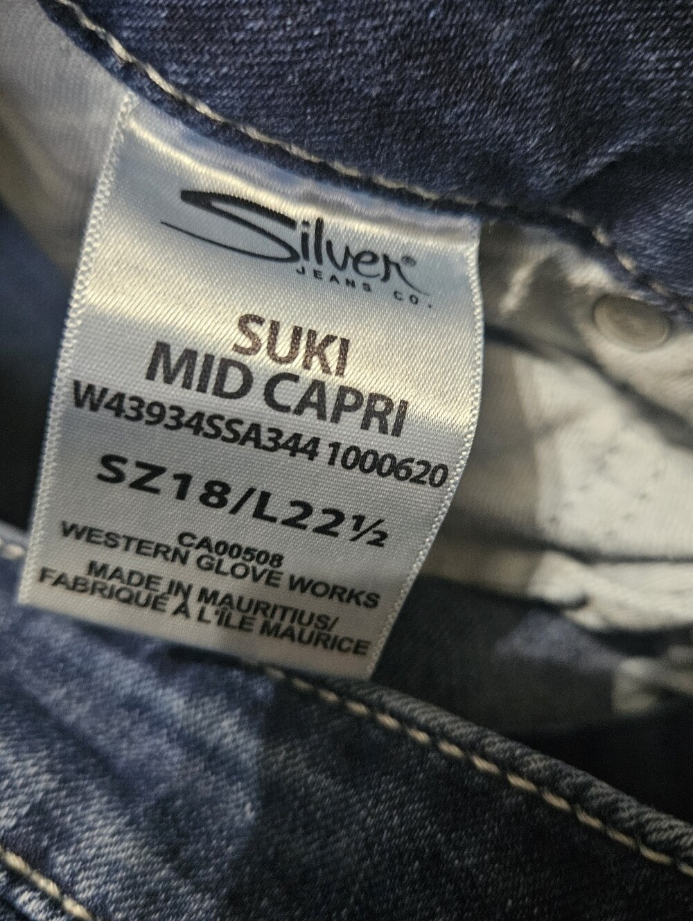 Silver Wimens Dark Blue Denim Jean Capris. - Picture 5 of 9